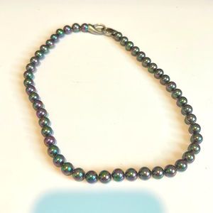 Dark pearl necklace